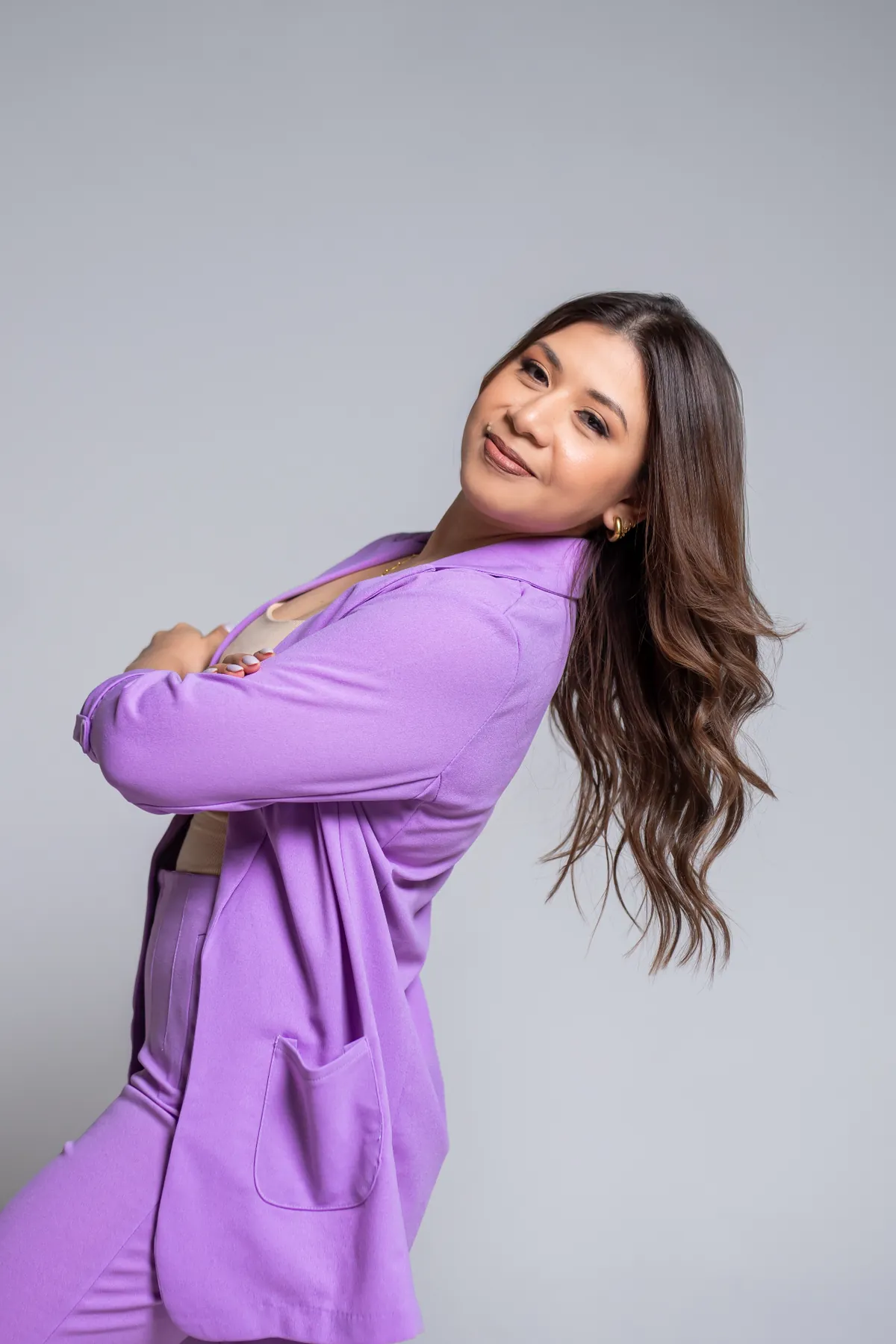 Andi Morales en traje lila